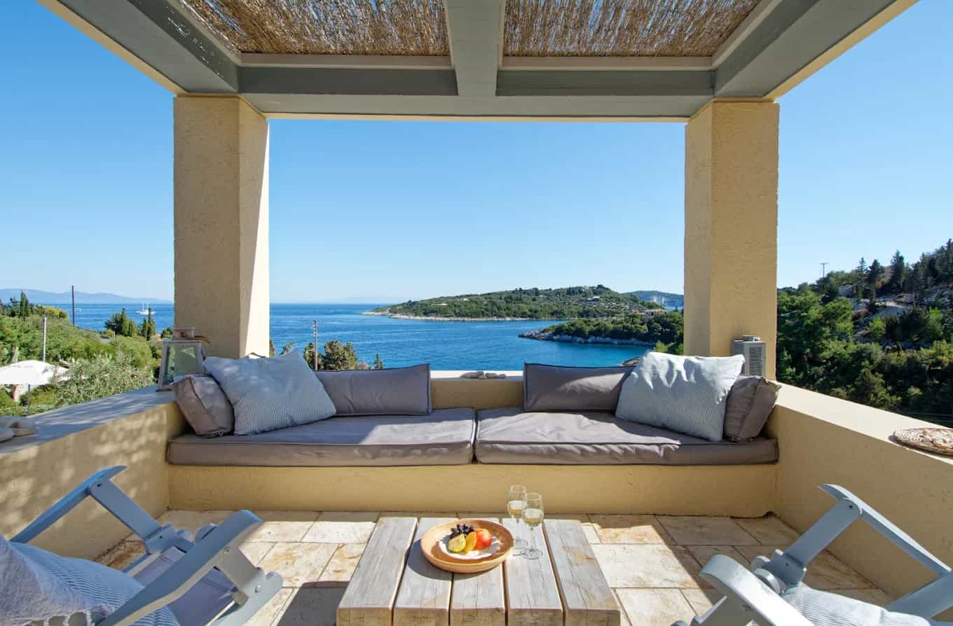 Petres - Exterior View 2