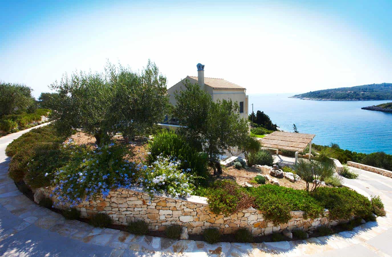 Petres - Exterior View 6