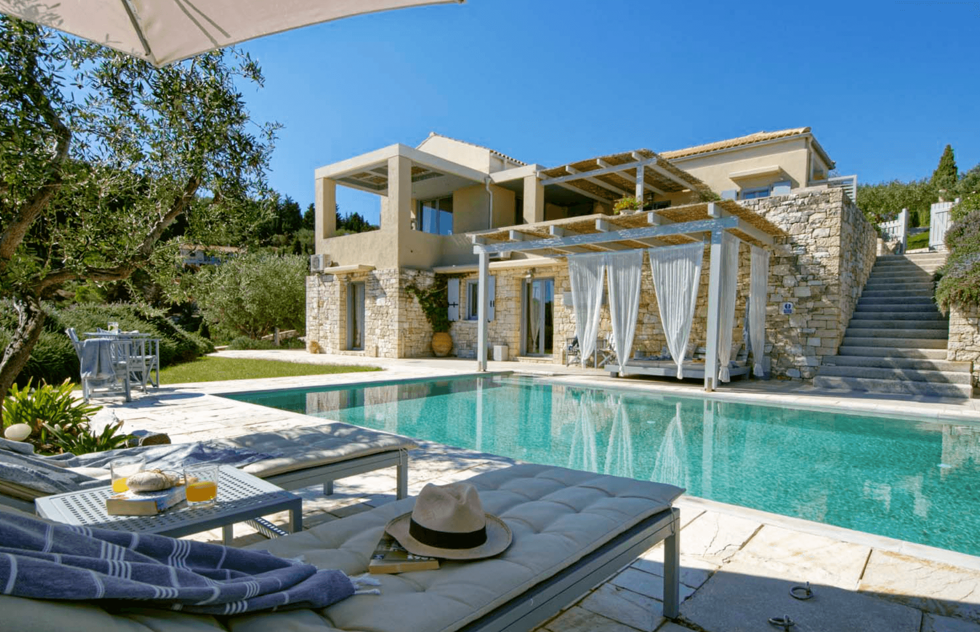 Petres - Exterior View 2