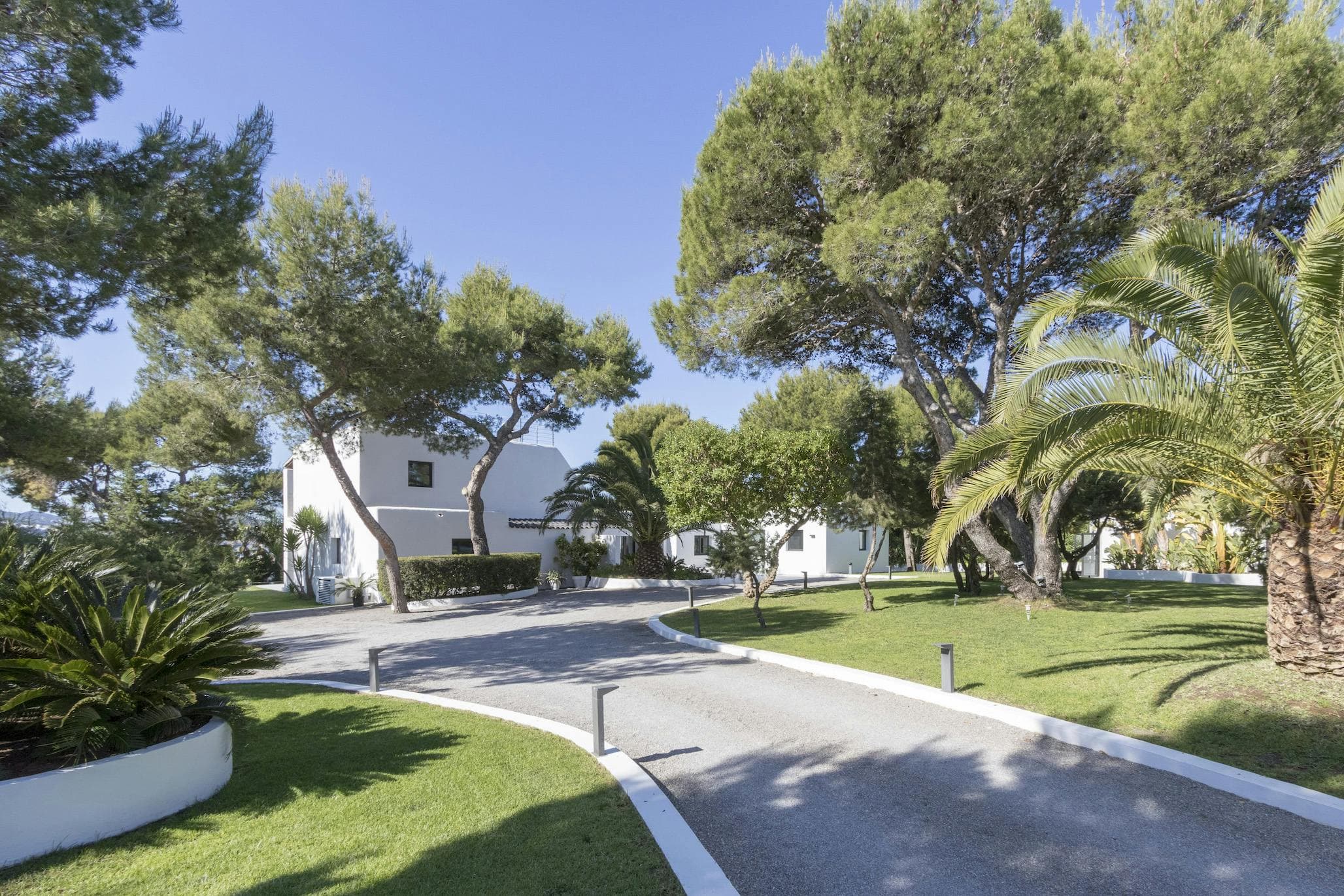 Fully-enclosed grounds