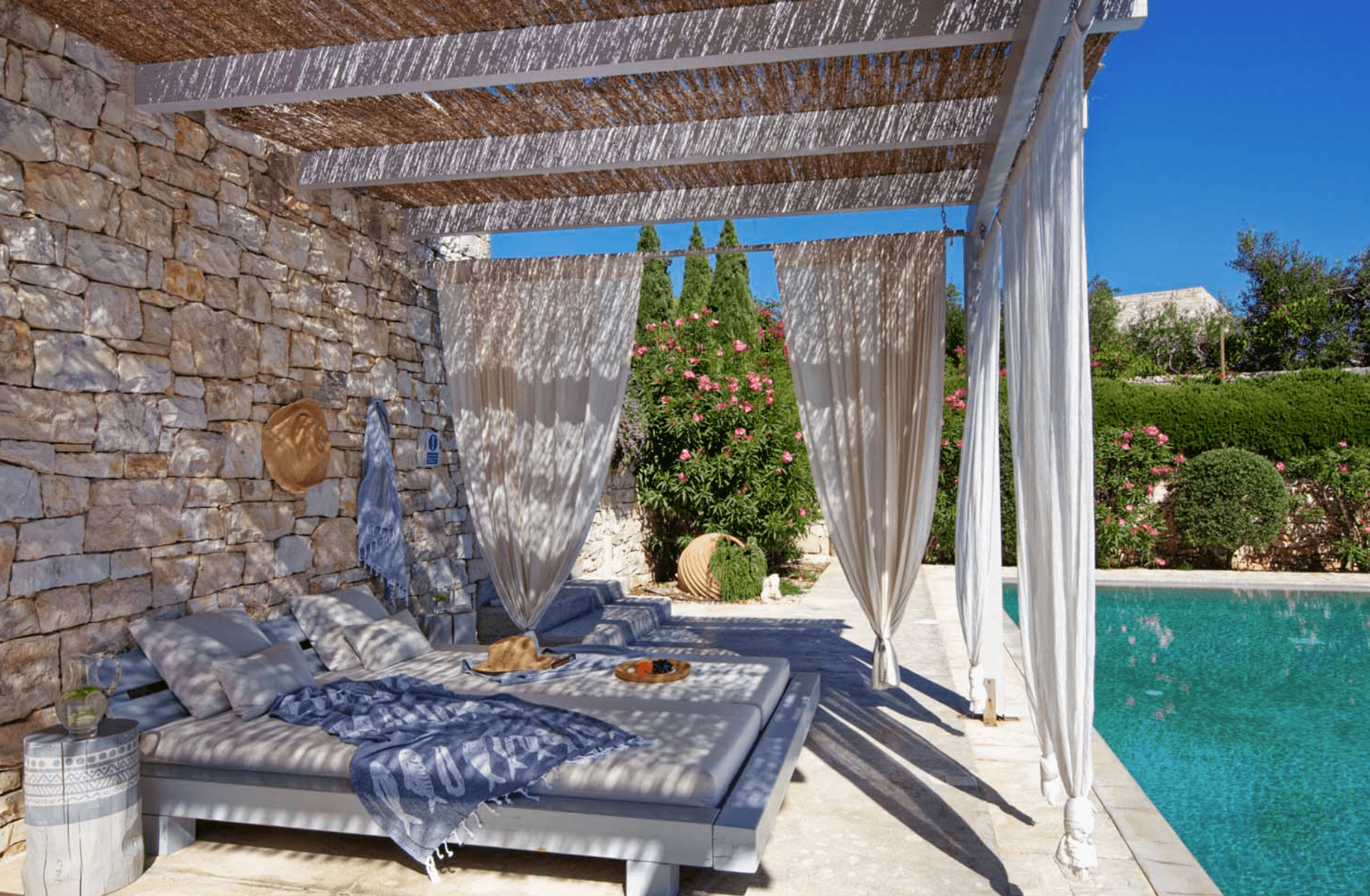 Petres - Exterior View 3